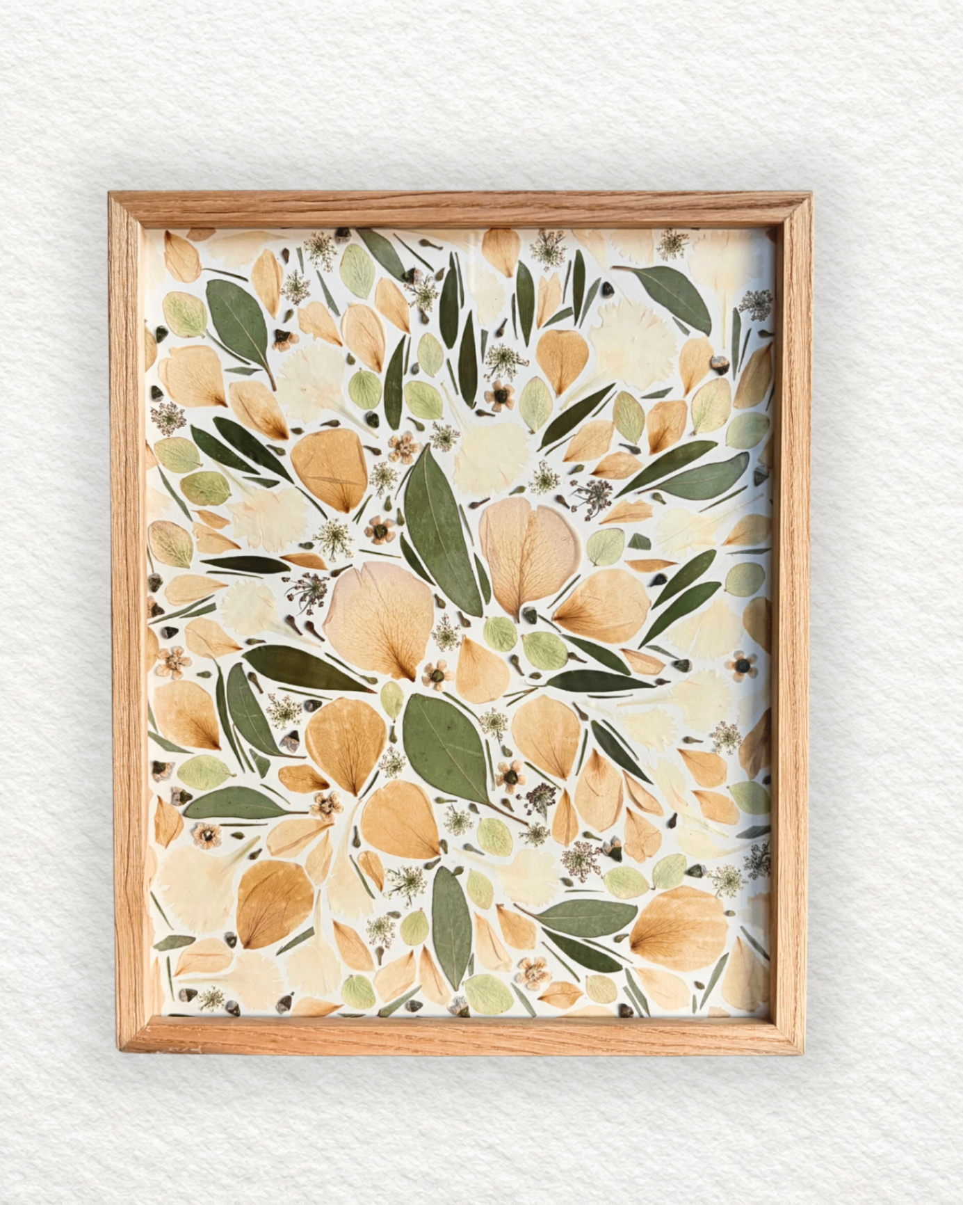 Cadre floral aux tons beiges et verts